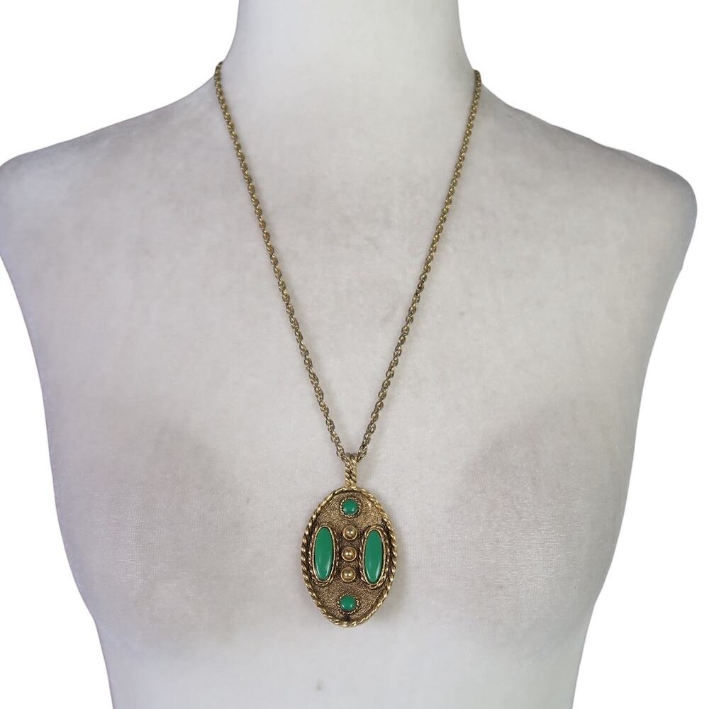 Vintage Gold Tone Green Stone Oval Pendant Necklace